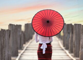 Jak osłonić drzwi wejściowe przed słońcem?