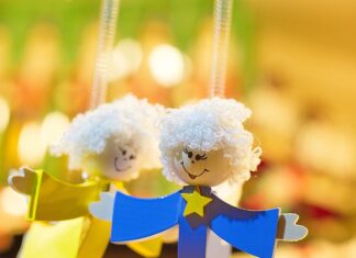 Czym przykleić ozdoby do tortu?