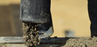 Co grozi za wylewanie szamba na pole sąsiada?