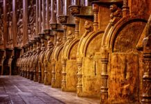 Kiedy ksiądz nosi czerwona szatę?